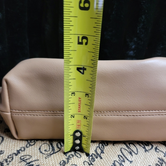 Faux leather beige bag with gold plastic chain handle - Picture 4 of 8